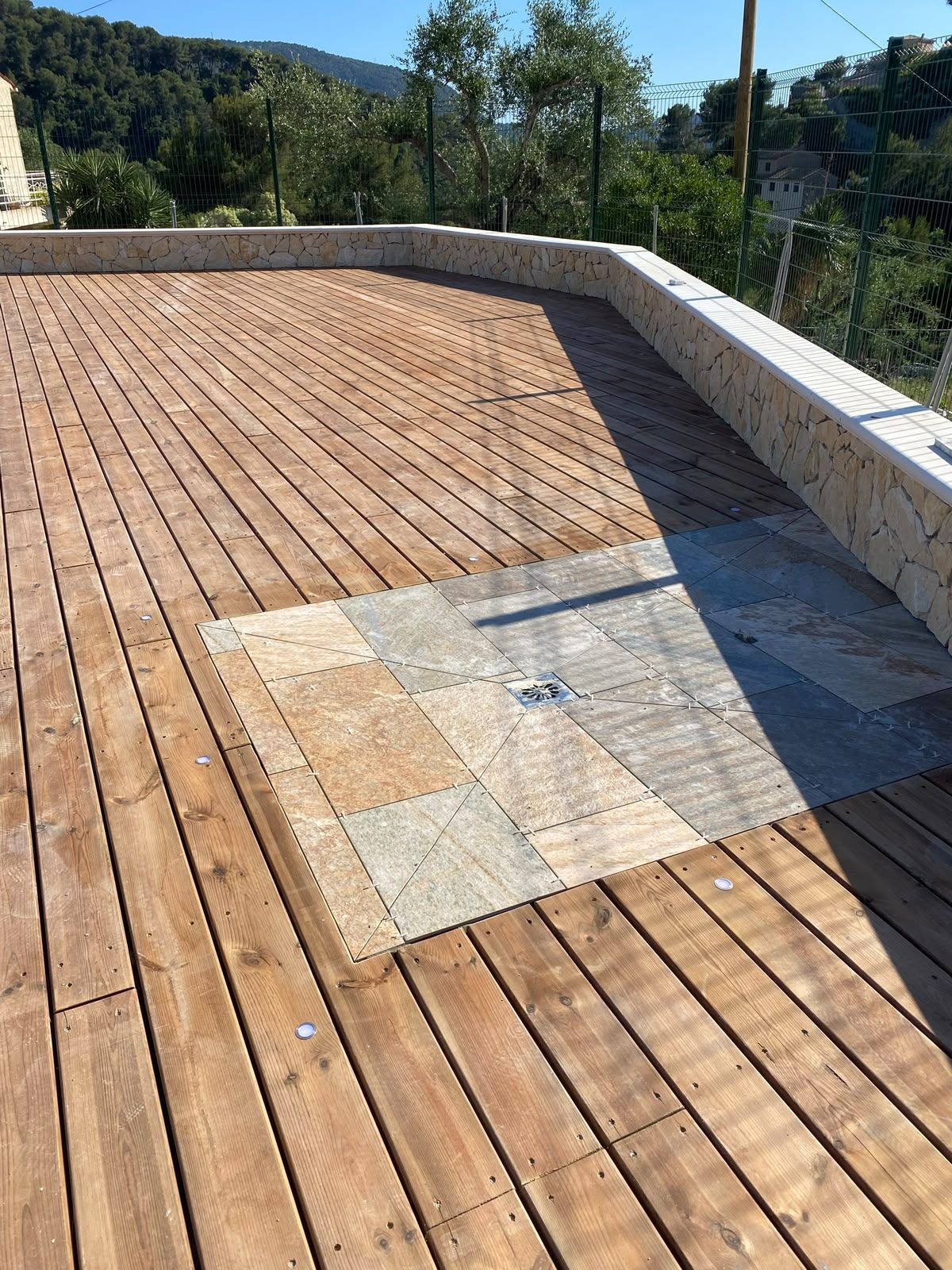 Terrasse en pin avec insert en pierre naturelle