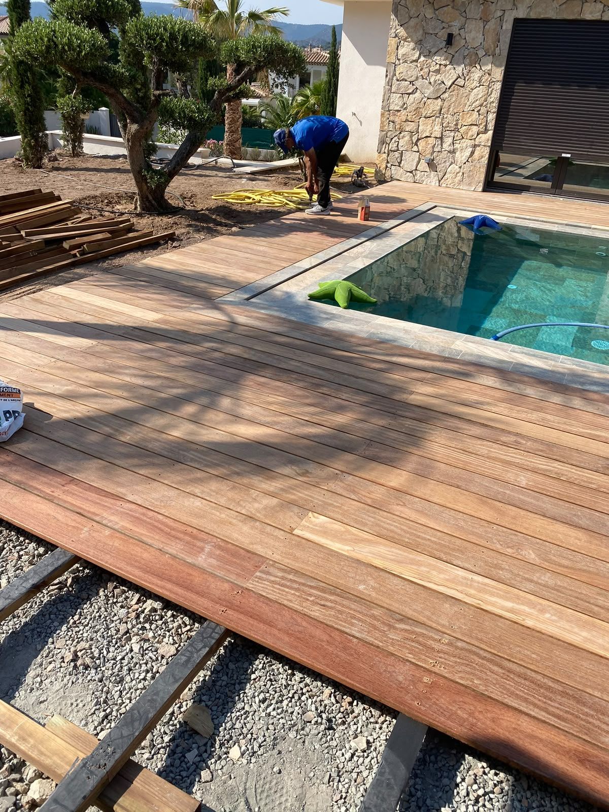 Terrasse en bois exotique posée autour d'une piscine