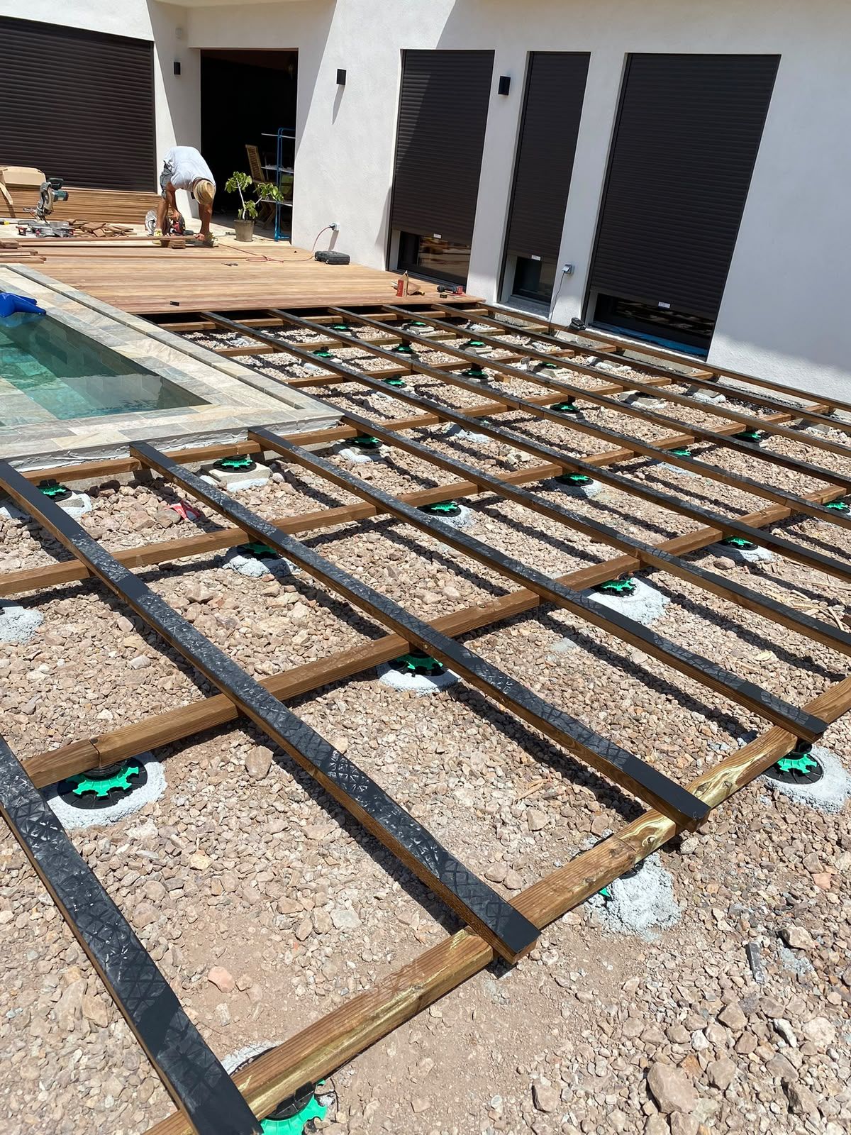 Structure sur plots autour d'une piscine