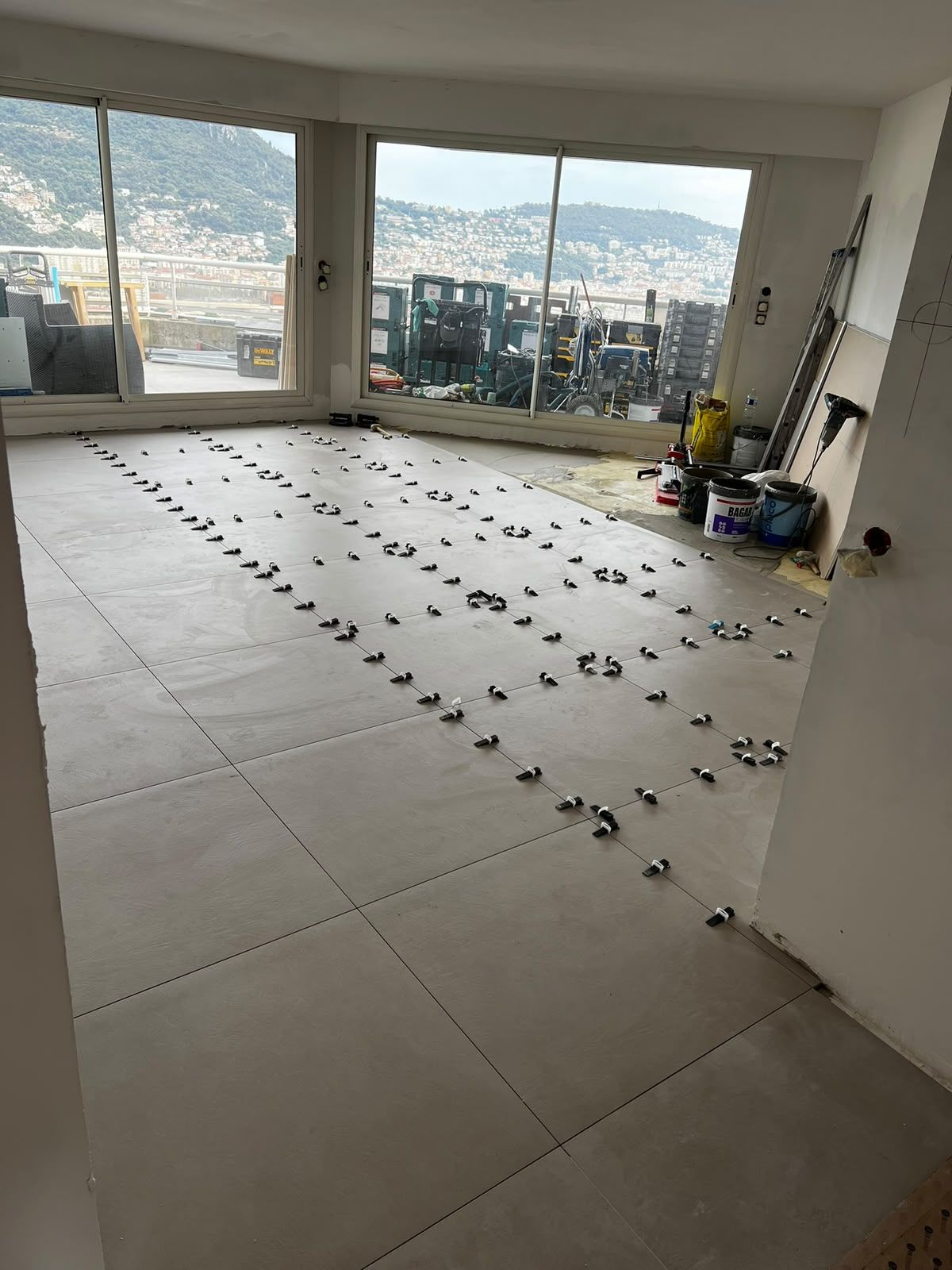 Pose de dalles grand format avec cales de nivellement, vue sur Nice