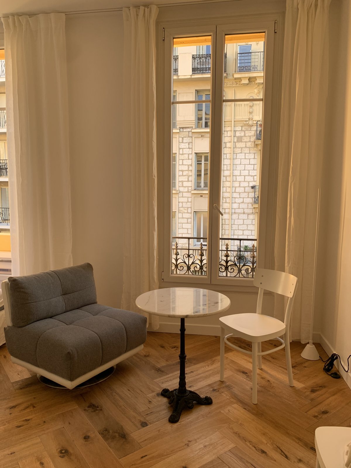Parquet chêne en bâtons rompus dans un appartement à Nice
