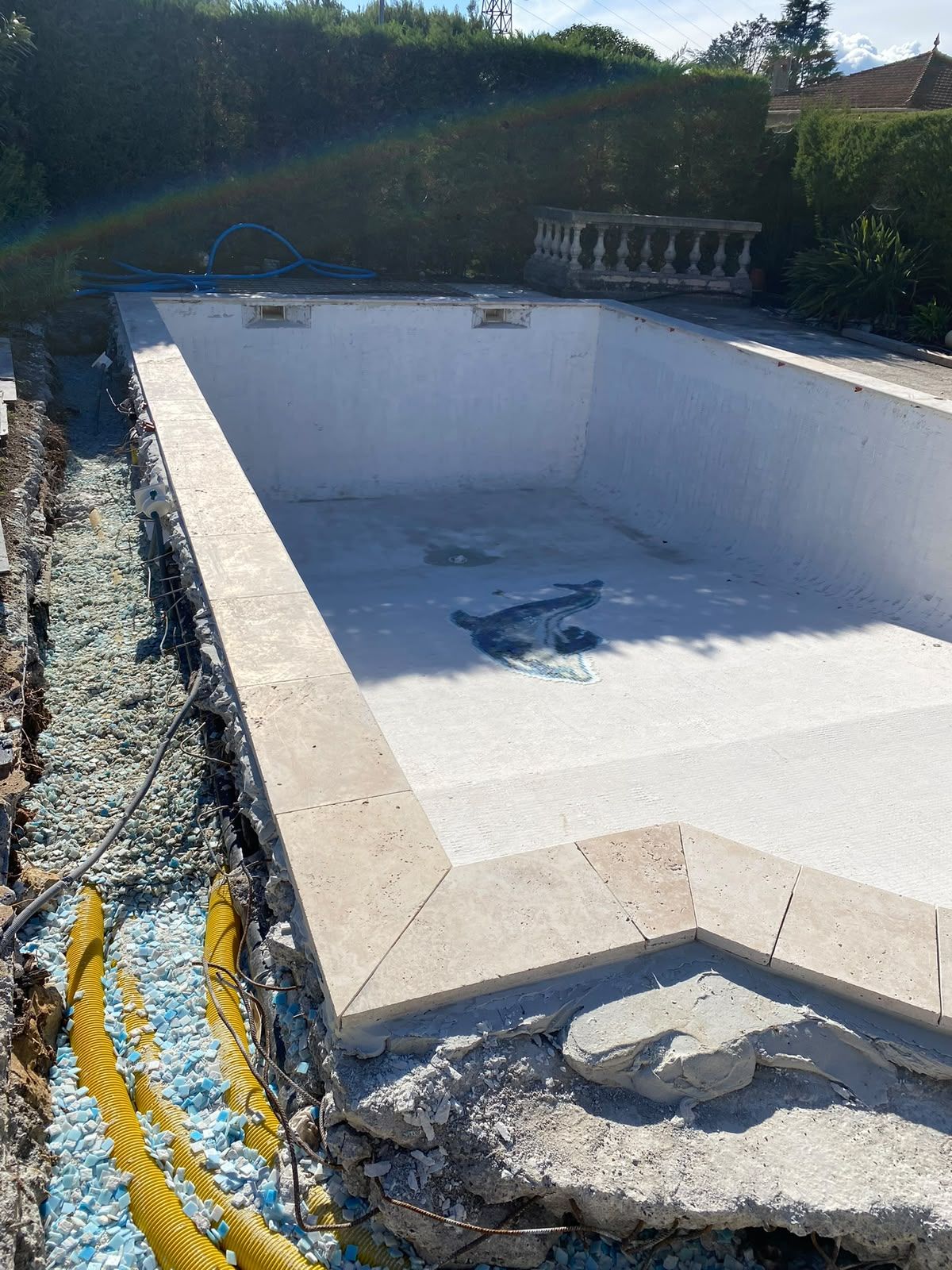 Piscine avant travaux, margelles déposées