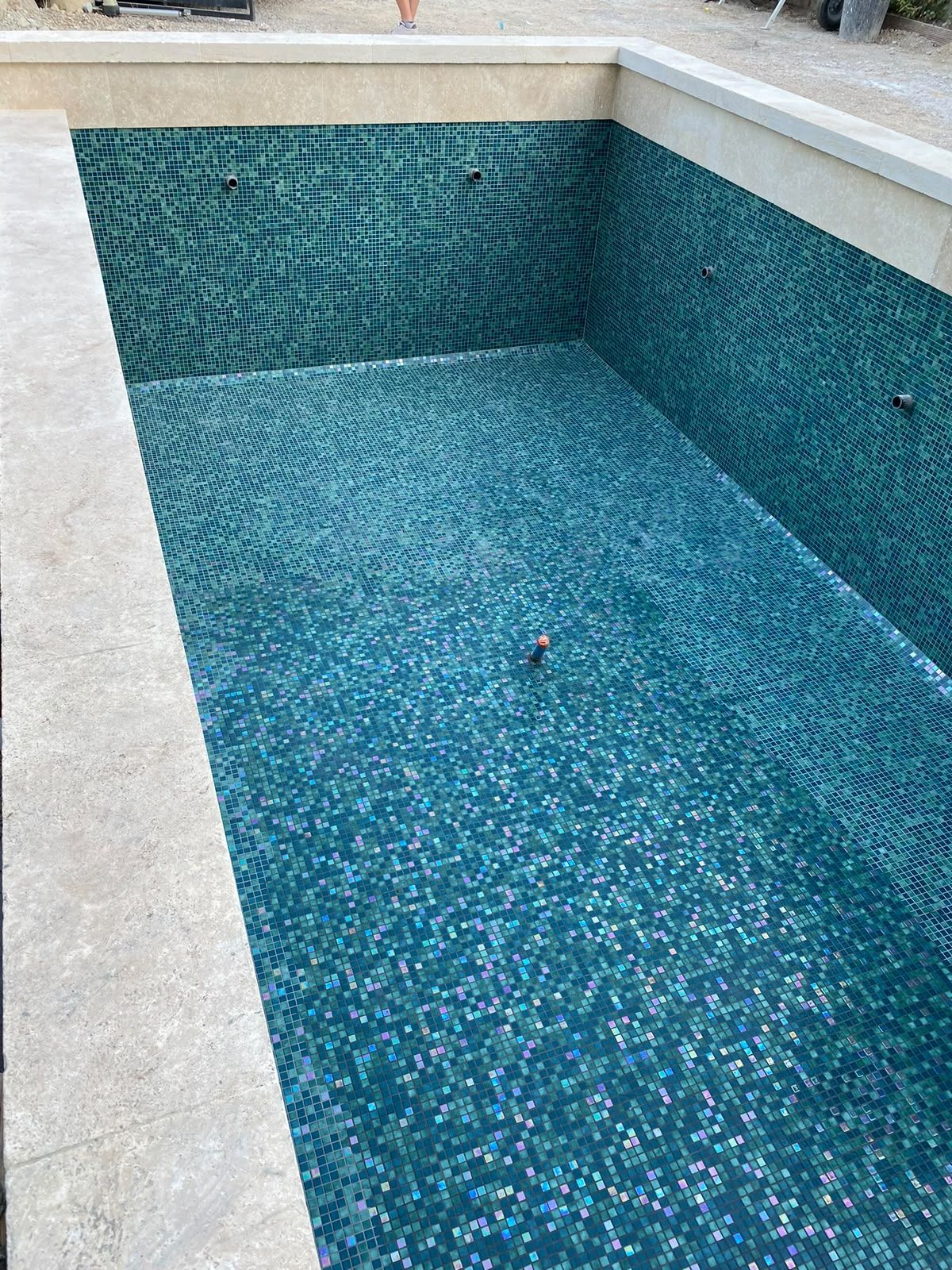 Bassin rénové en mosaïque de pâte de verre, margelles en pierre