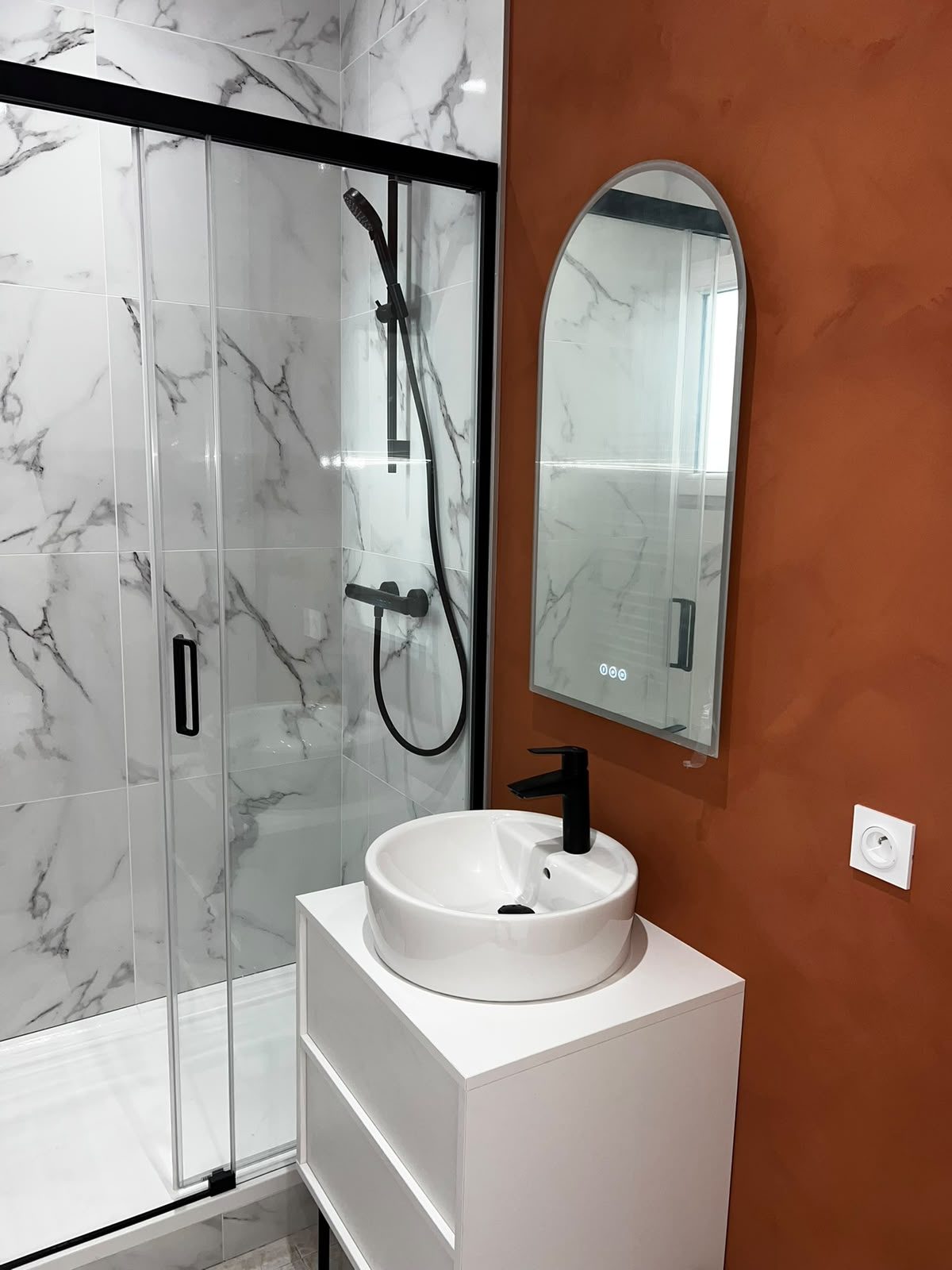 Salle de bain rénovée : faïence grand format effet marbre et paroi de douche