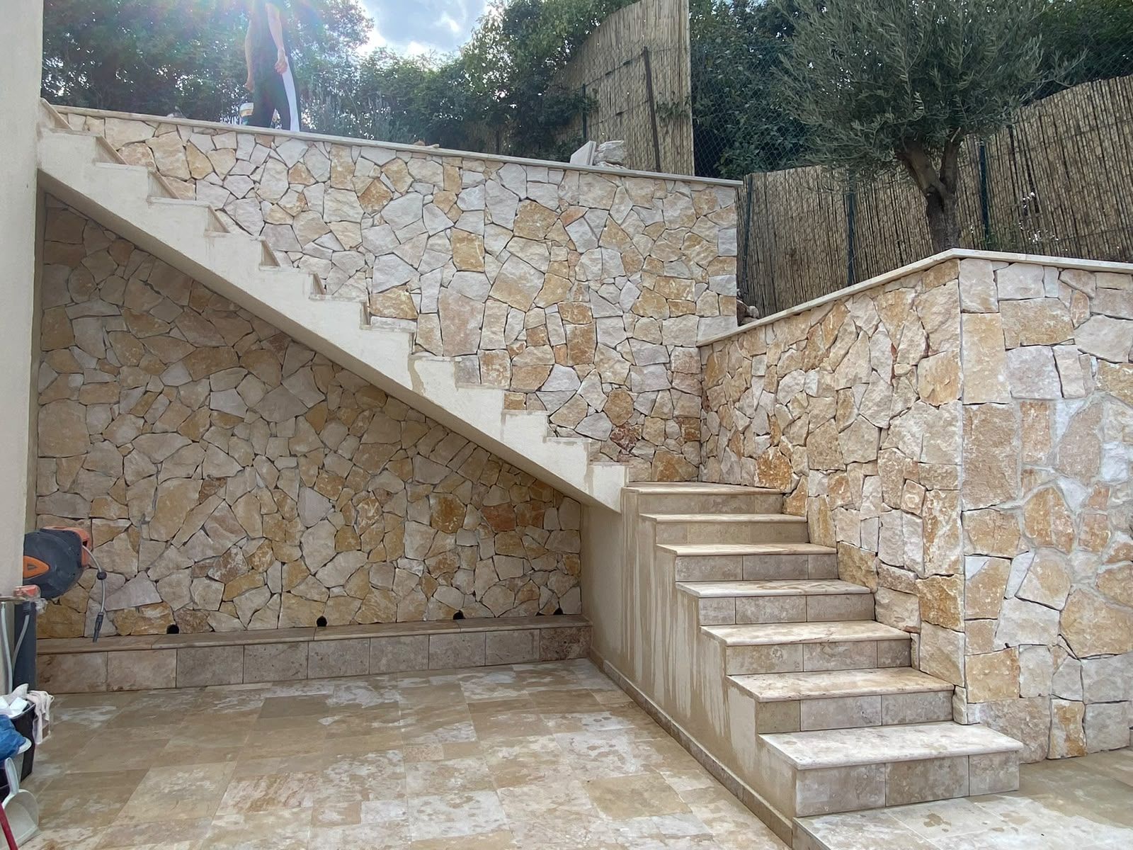 Escalier extérieur et murets en pierre naturelle