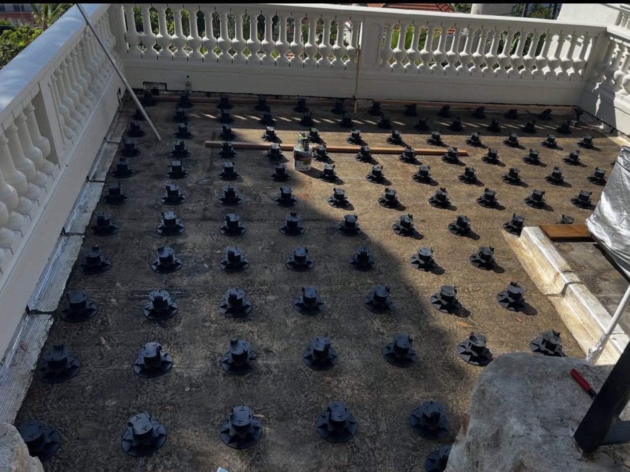 Plots réglables posés sur l'étanchéité d'un toit-terrasse