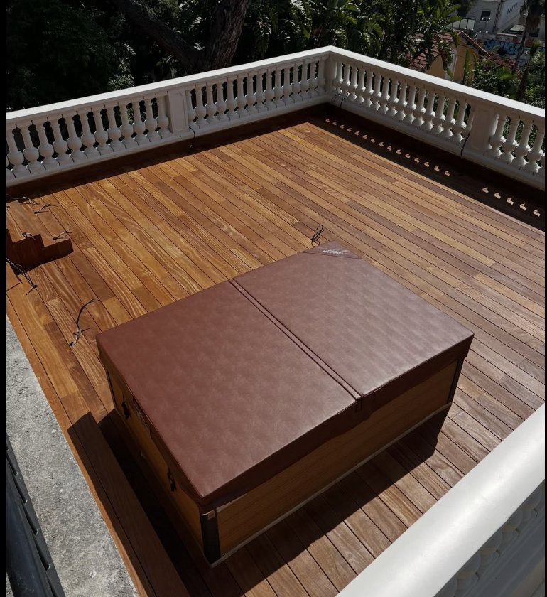 Spa intégré sur la terrasse en bois